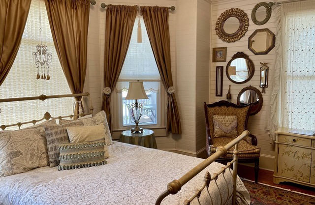 In the Heart of Apalachicola~Walk Everywhere!~Ivory Pearl Suite~Majestic Jewel