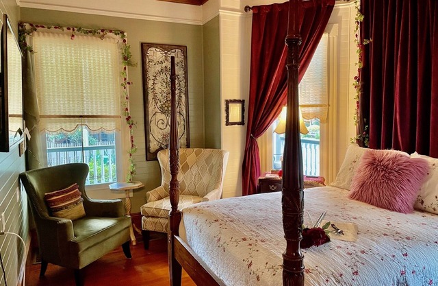 In the Heart of Apalachicola~Walk Everywhere!~Vintage Rose Suite~Majestic Jewel
