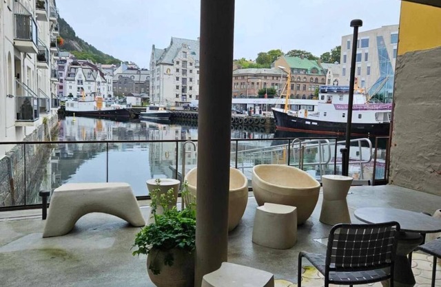 In the Heart of Brosundet! Fully Equipped 3 Bed Room Ap