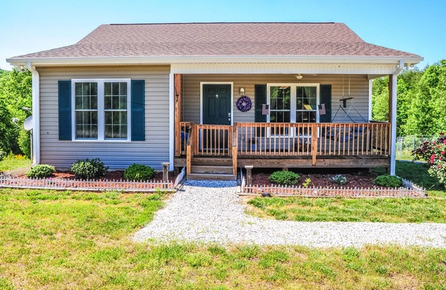 In The Heart of the Blue Ridge Mts. IVYANN'S COZY COTTAGE Asheville Lake Lure