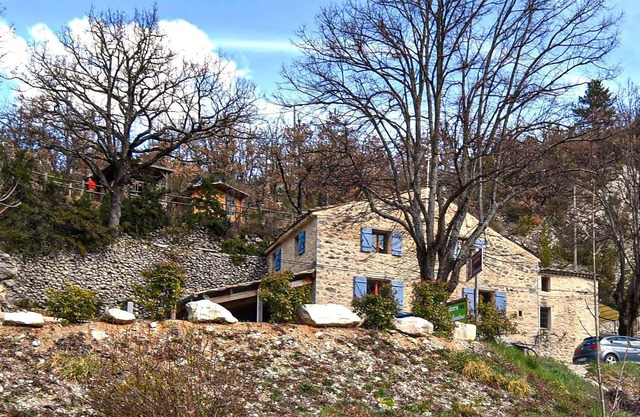 In the heart of the Toulourenc Valley, this welcoming and spacious vacation home with pool welcomes
