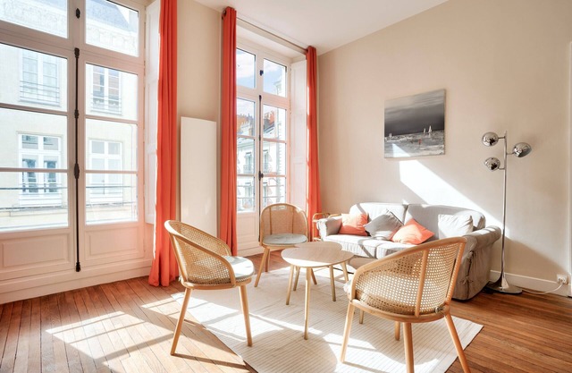 In the heart of the Graslin district, flat for 3