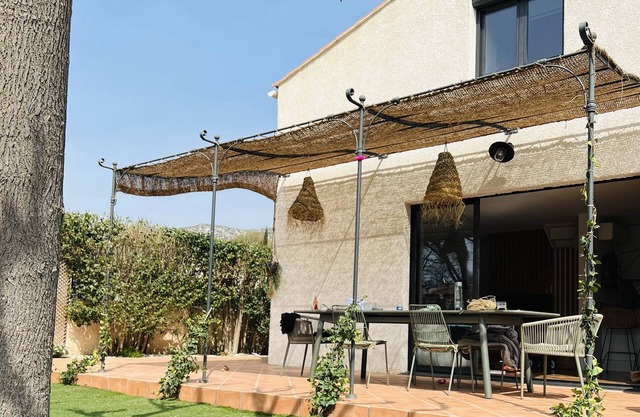 In the heart of the village of Gémenos (15 min from Cassis)