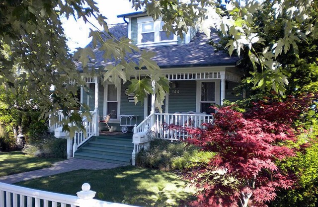 In the historic railroad district, walking distance to all the best of Ashland!