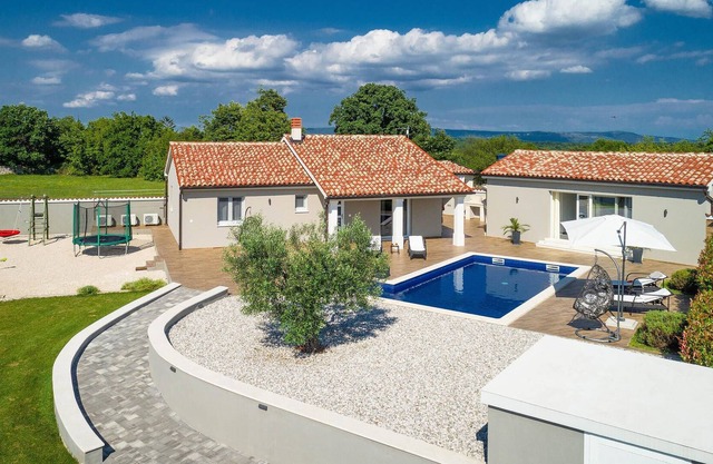 In the small village of Filipana, not far from the town of Vodnjan, you will find this vacation home
