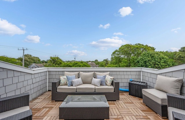 In town Location Walk to beach Pet Friendly AC WiFi Perfect Rx