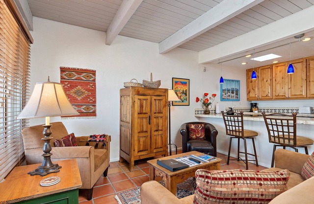 Incredible Downtown Location, Beautiful Fort Marcy Condo