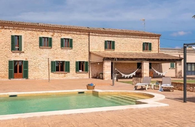 Incredible finca with huge garden and pool for up to 8 persons in Santanyi