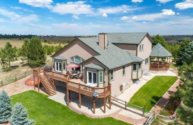 Incredible find! Gathering spaces, mtn views, bbq, 10 min to horse park and town