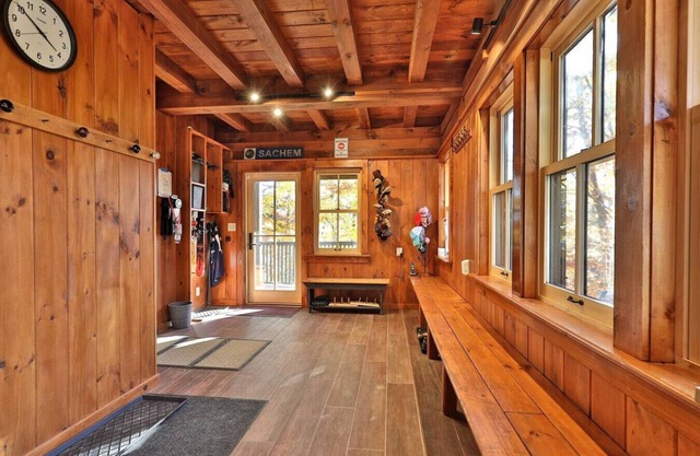 Incredible ski access on Sachem Trail - True Ski On/Ski Off Home - Private Hot Tub