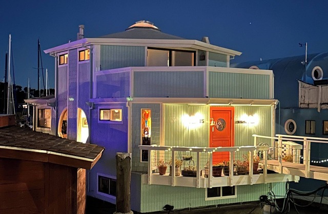 Incredible Views. Beautiful Houseboat in Sausalito.