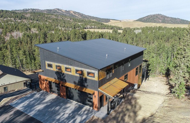 Incredible Views from Spacious Hillside Lodge Access to Clubhouse w/2 Pools