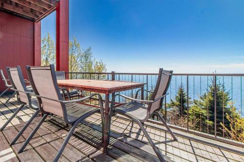 Incredible Views w Garage on Lake and bike trail