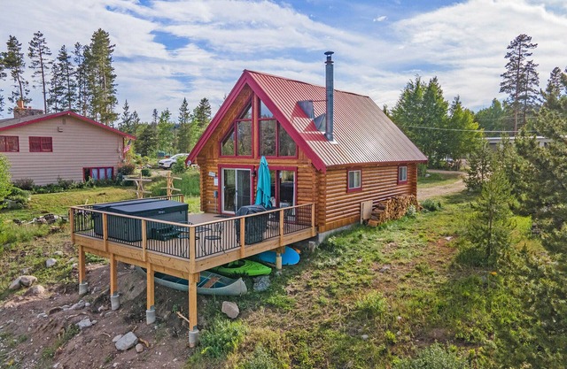 Incredible WATERFRONT Cabin with HOT TUB & water toys!