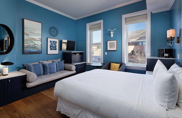 Independence Square 205 | Stylish Hotel Room with A/C, Great Location in Aspen