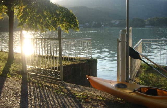Independent apartment with garden directly on the Avigliana lake.