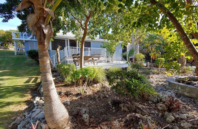 Independent bungalow with access to tennis court, beaches, bonefishing