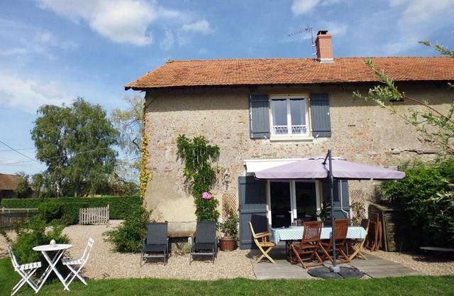 Independent countryside cottage with garden, perfect for family gatherings