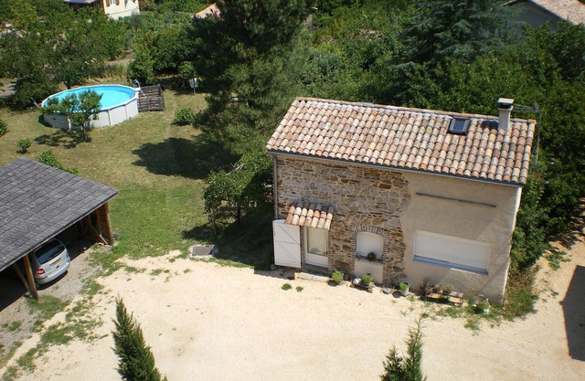 Independent gîte, private swimming pool and large garden, quiet, activities.