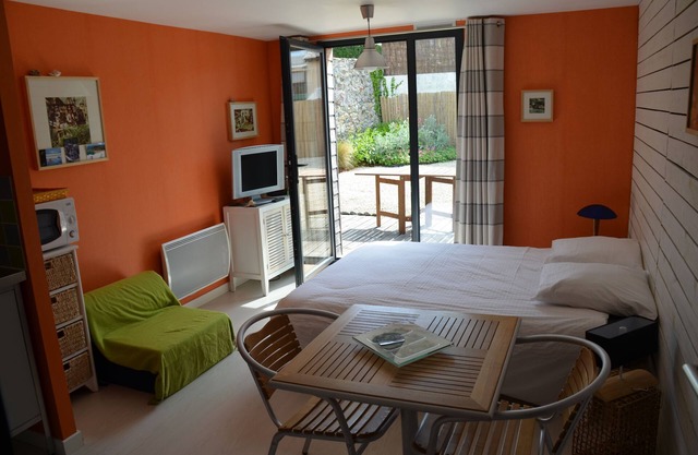 Independent Studio on private land - 300 m Port of Dahouet