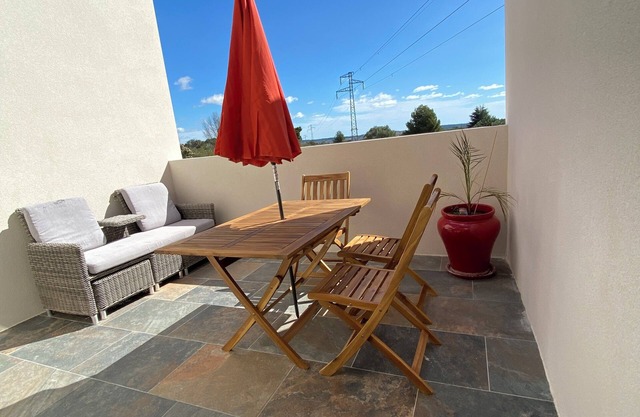 INDEPENDENT T2 WITH TERRACE AND SWIMMINGPOOL ACCESS 20 Mn FROM THE BEACHES