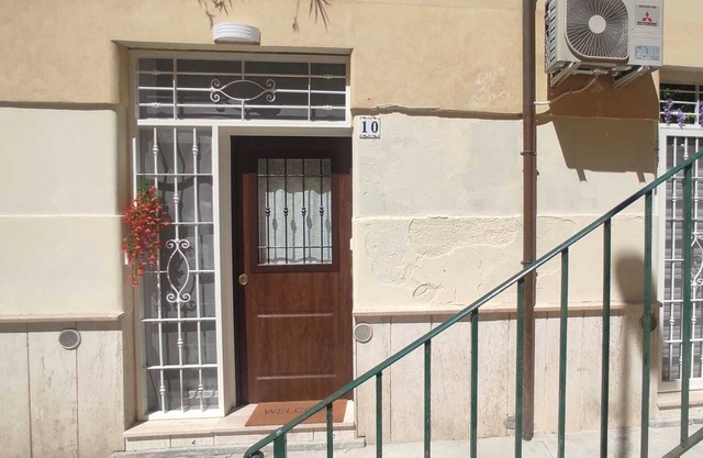 Independent three-room apartment near the Colosseum Metro station-Domus in Rome