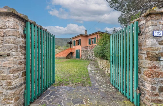 INDEPENDENT VILLA WITH LARGE GARDEN