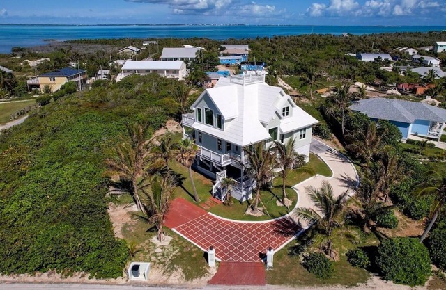 Indicas - Private Boat Slip (2 Blocks Away) & Beach Access (150 ft Away)