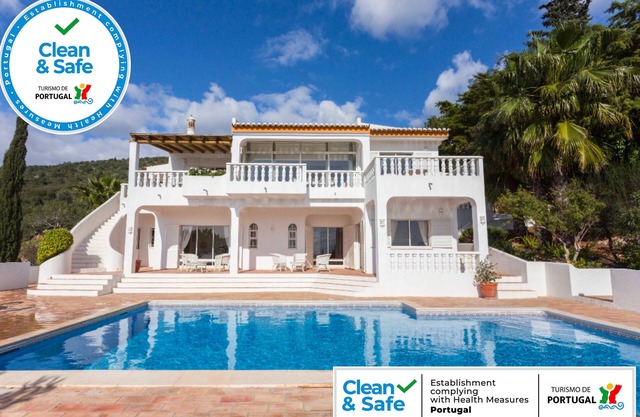 Individual villa with spectacular views of the ocean and the Algarve