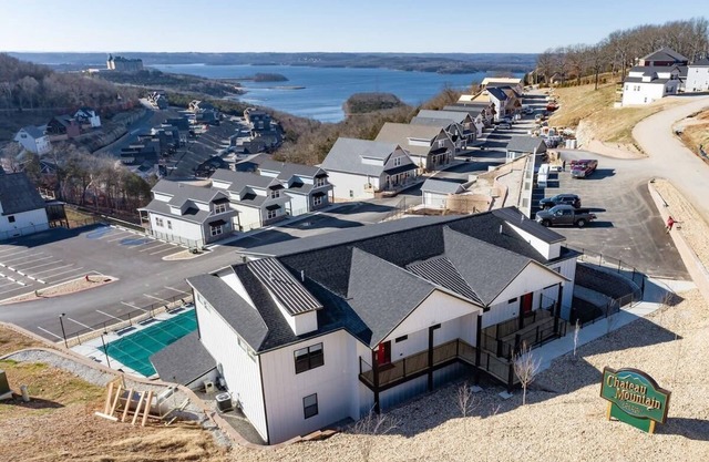 Indoor and Outdoor Pools! Lake View! Sleeps 38!