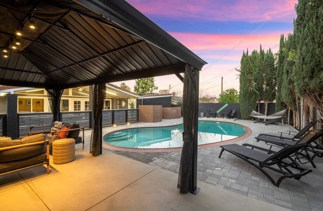 *Indoor/Outdoor Living* Htd Pool, Cabana, Bbq