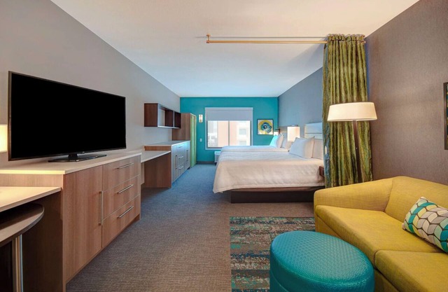 Indulge in Home Like Comfort! Pool, Kitchen, Free Breakfast, Pets Allowed!