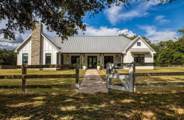 Indulge in Luxury & Tranquility at Modern Manor!