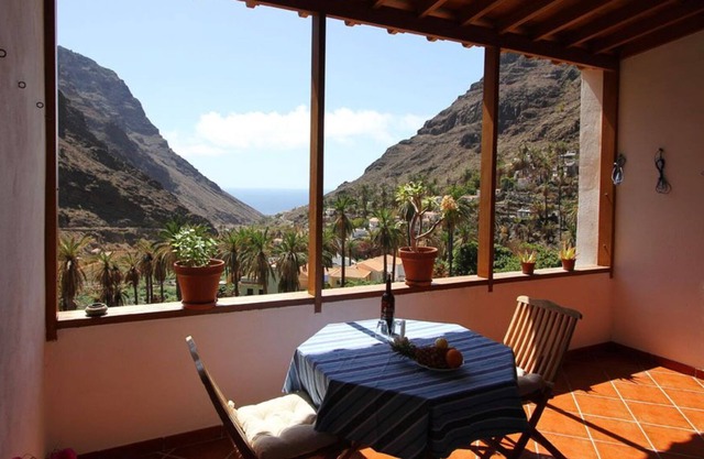 Inexpensive apartment with sea view and terrace
