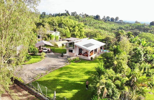 Infinity Pool, Bonfire, warm shower, comfortable beds, WIFI, BBQ, Large Garden
