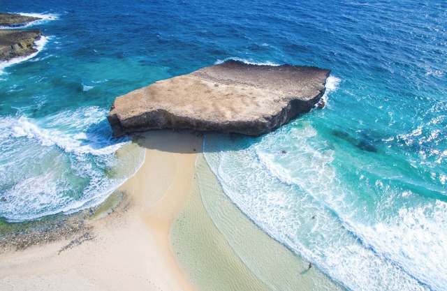 Infinity POOL* Close TO EAGLE BEACH*