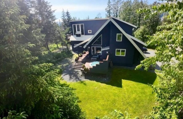 Innsbruck House with mt. views, seclusion & just 1 block to Alyeska Ski Resort!