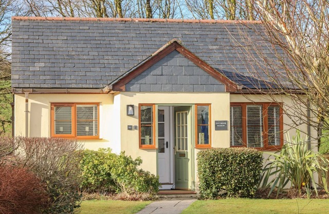 INNY BROOK BURROW, pet friendly, with a garden in Camelford