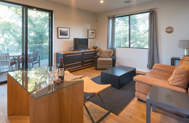 Inspiring Stanford guesthouse with access, views