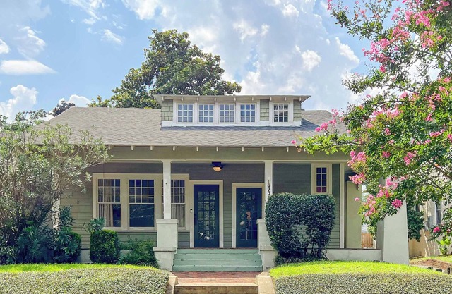 Insurance 5 Bdrms 2 Kitchens 2 Laundry Fenced In Yard & More - Big Bungalow