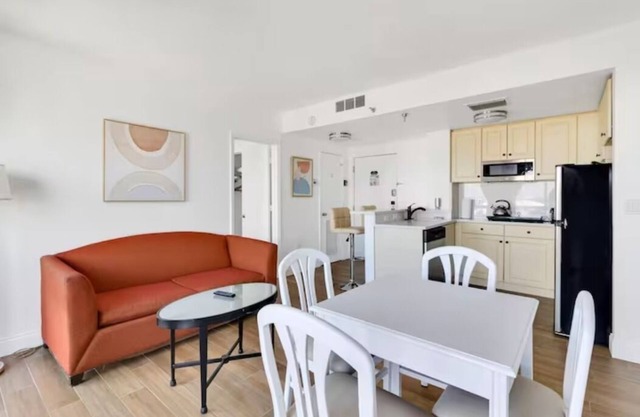 INTERNATIONAL dr/UNIVERSAL 2 BEDROOMS KING SUITE with free parking