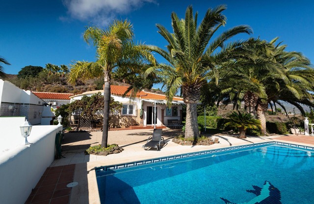 Intimate villa sea/mountain view 40 m² pool palm trees free WiFi AC heating sauna fireplace