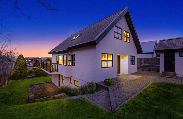 Inviting 2BR Haven in the Heart of the Suburbs