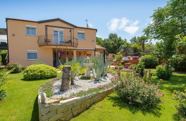 Inviting apartment with shared pool for a great vacation.