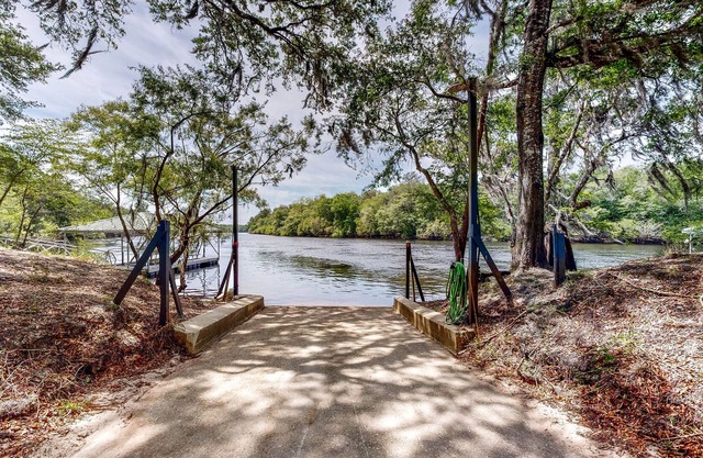 Inviting dog-friendly home with boat ramp, W/D