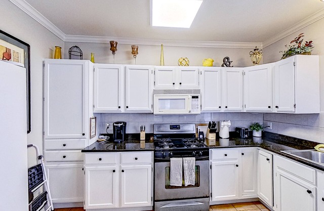 Inviting duplex with full kitchen, patio, central AC, & W/D
