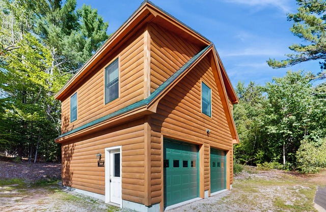 Inviting garage apartment with everything you need and easy access to Mt. Abram