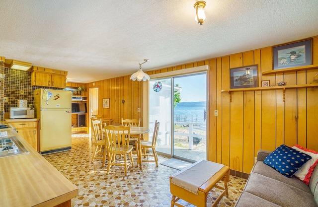 Inviting home w/free cable and full kitchen - right on the lake