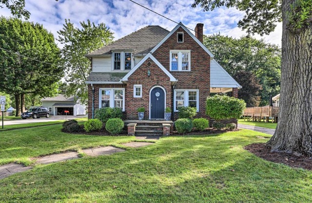 Inviting Home with Pergola Near Amish Country!