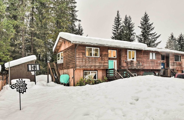 Inviting Juneau Home - Walk to Glacier Trails